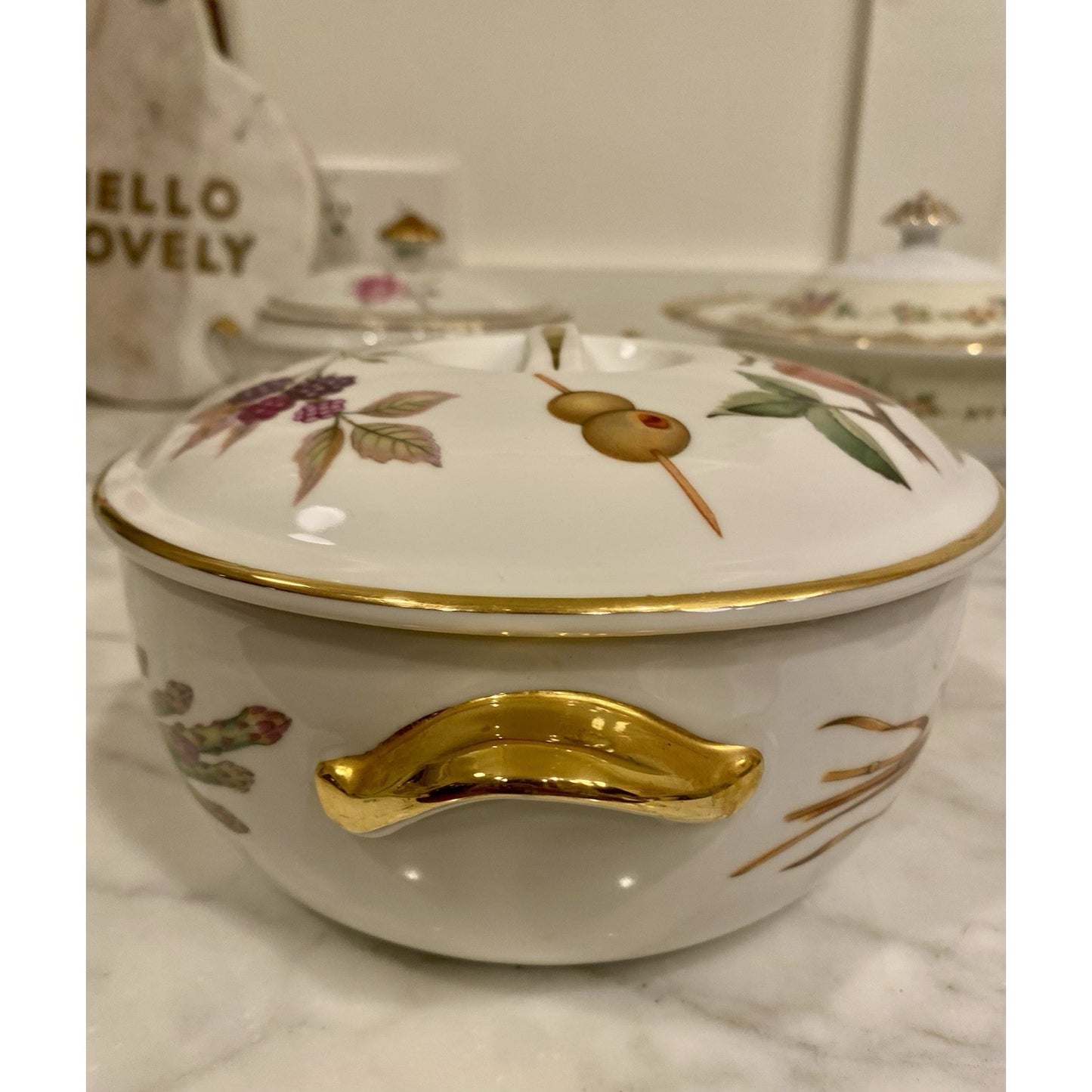 Royal Worcester Evesham Gold Made In England Covered Casserole Shape 23 Size 6